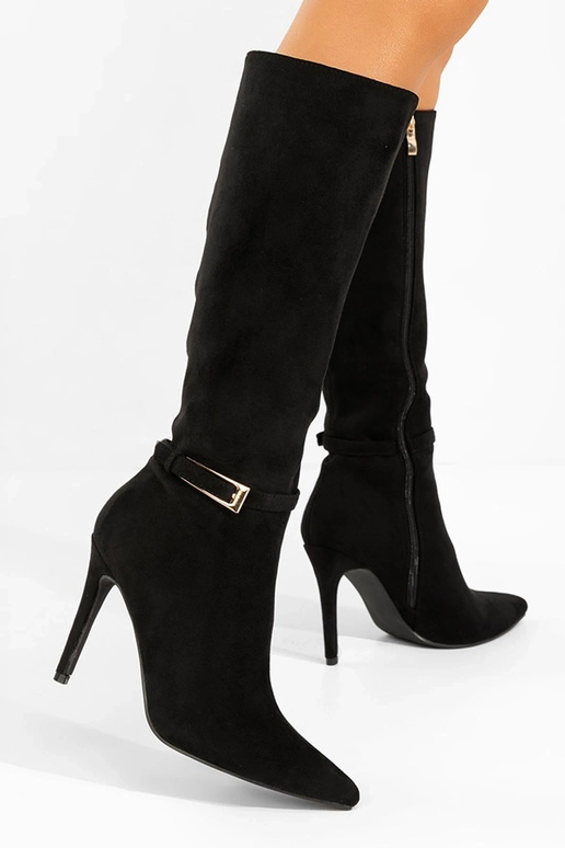 Melnās garie zābaki uz plāna papēža...