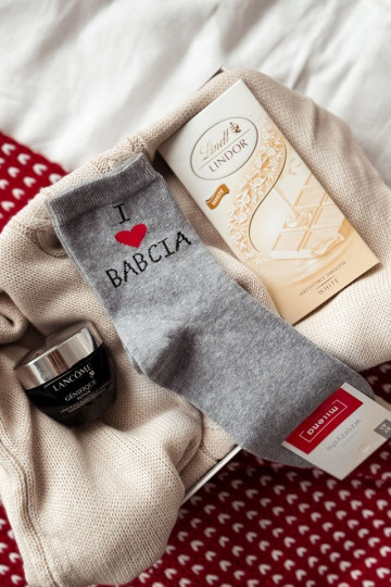 Sieviešu zeķes ar uzrakstu „I Love Babcia" pelēkā krāsā