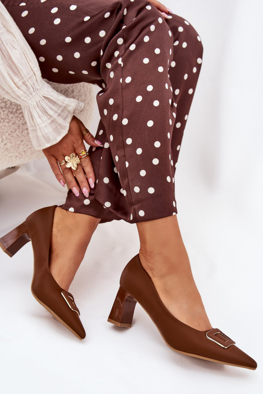 Kurpes ar papēdi dekorēti ar sprādzēm brūnas krāsas Seriva