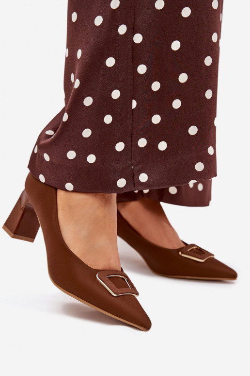 Kurpes ar papēdi dekorēti ar sprādzēm brūnas krāsas Seriva