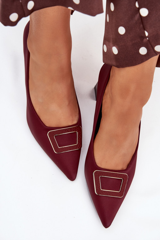 Kurpes ar papēdi dekorēti ar sprādzēm bordo krāsas Seriva