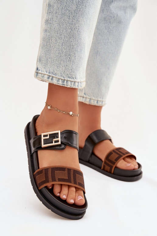 Sieviešu čības ar zelta sprādzēm, melnā krāsā