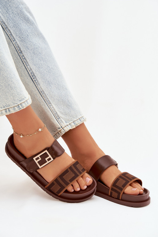 Sieviešu čības ar zelta sprādzēm, brūnā krāsā