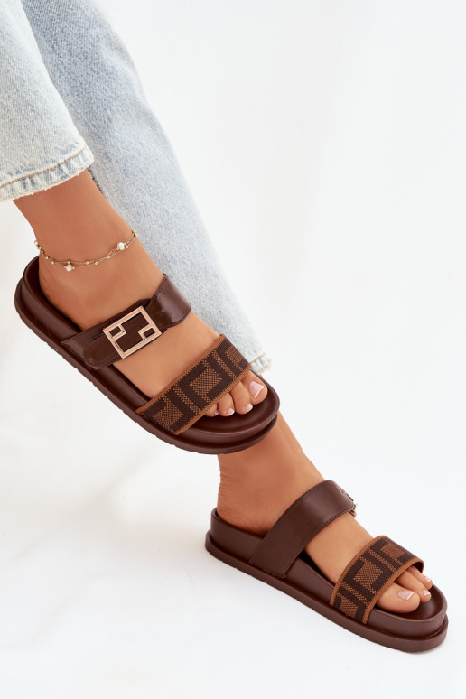 Sieviešu čības ar zelta sprādzēm, brūnā krāsā