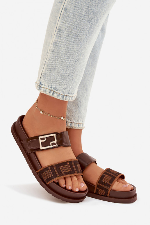 Sieviešu čības ar zelta sprādzēm, brūnā krāsā