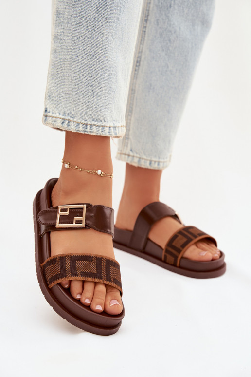 Sieviešu čības ar zelta sprādzēm, brūnā krāsā