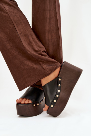 sieviešu čības Uz Ķīļa ar kniedēm melnas krāsas Tā irreline