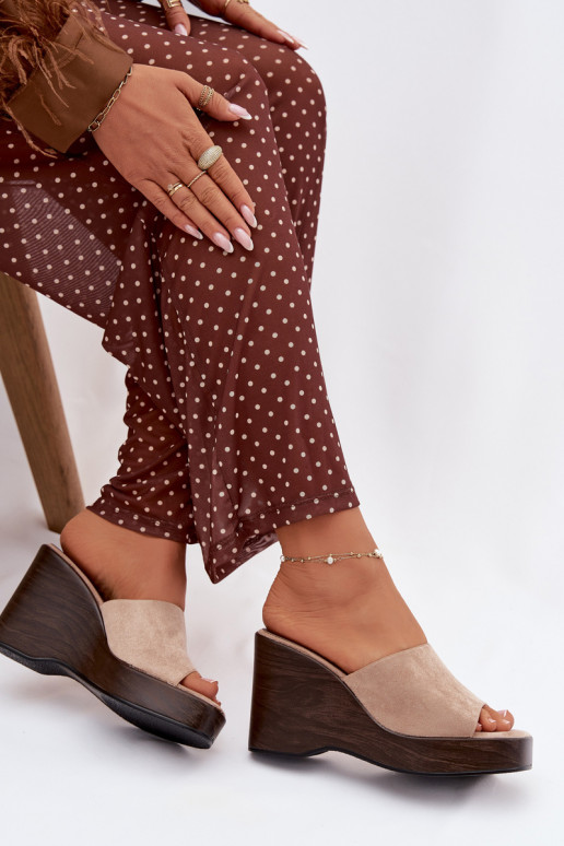 sieviešu čības Uz Ķīļa smilšu krāsas Ravelia