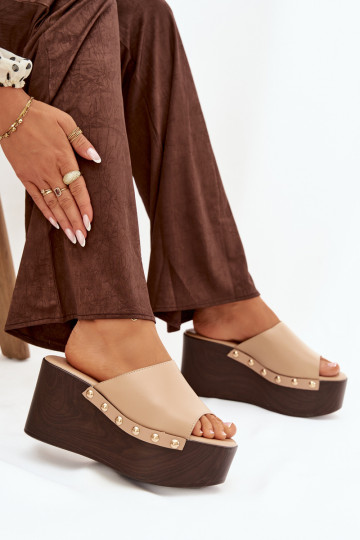 sieviešu čības Uz Ķīļa ar kniedēm smilšu krāsas Tā irreline