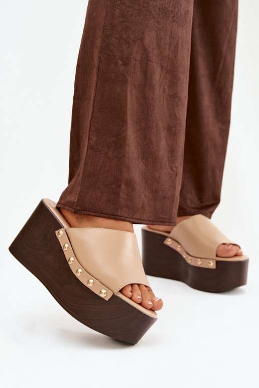 sieviešu čības Uz Ķīļa ar kniedēm smilšu krāsas Tā irreline