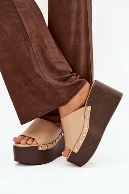 sieviešu čības Uz Ķīļa ar kniedēm smilšu krāsas Tā irreline