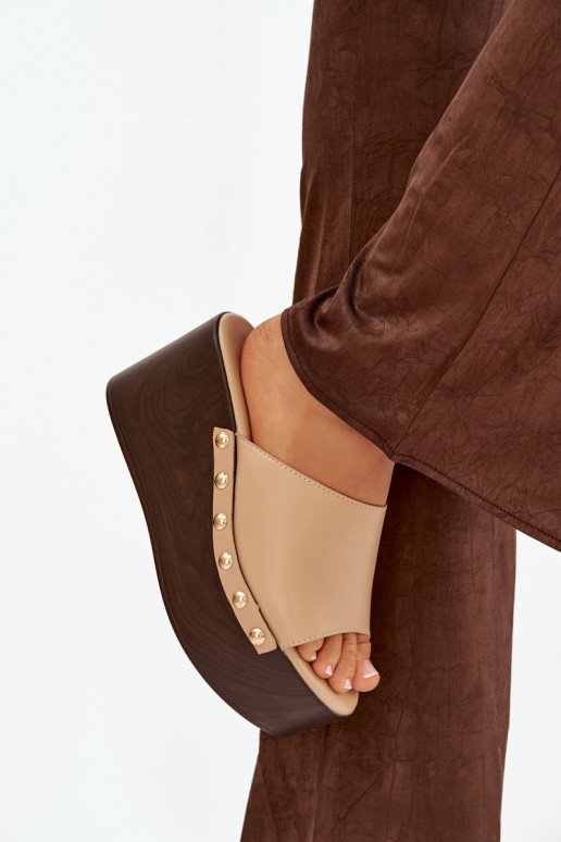 sieviešu čības Uz Ķīļa ar kniedēm smilšu krāsas Tā irreline