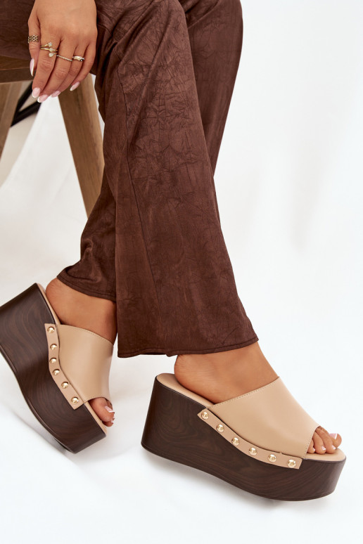 sieviešu čības Uz Ķīļa ar kniedēm smilšu krāsas Tā irreline