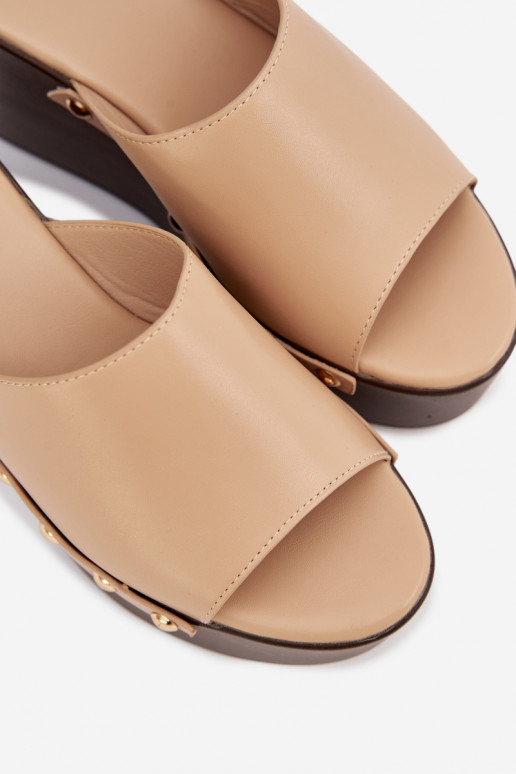 sieviešu čības Uz Ķīļa ar kniedēm smilšu krāsas Tā irreline