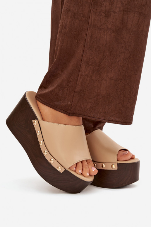 sieviešu čības Uz Ķīļa ar kniedēm smilšu krāsas Tā irreline