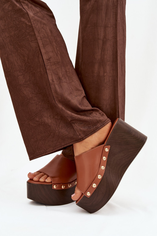 sieviešu čības Uz Ķīļa ar kniedēm brūnas krāsas Tā irreline