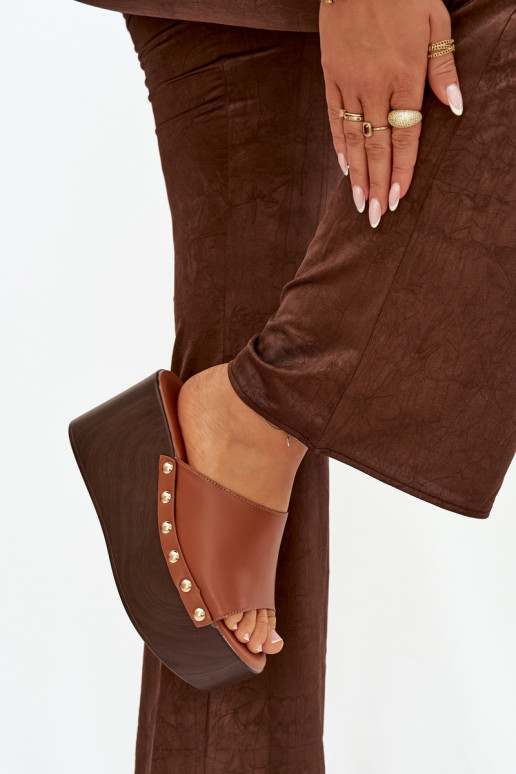 sieviešu čības Uz Ķīļa ar kniedēm brūnas krāsas Tā irreline