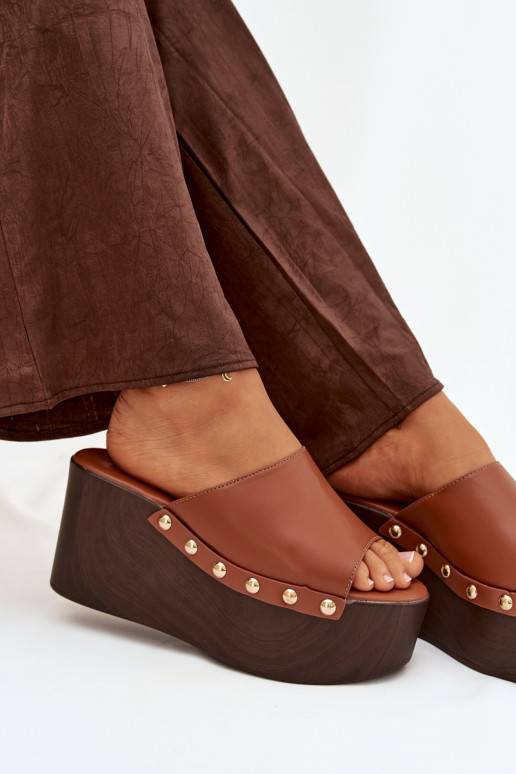 sieviešu čības Uz Ķīļa ar kniedēm brūnas krāsas Tā irreline