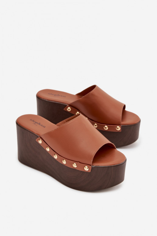 sieviešu čības Uz Ķīļa ar kniedēm brūnas krāsas Tā irreline