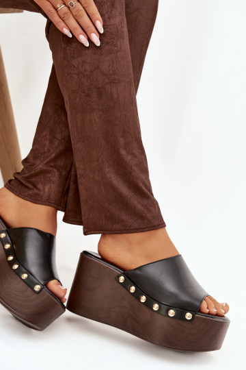 Sieviešu čības uz platformas ar kniedēm melnā krāsā Taireline