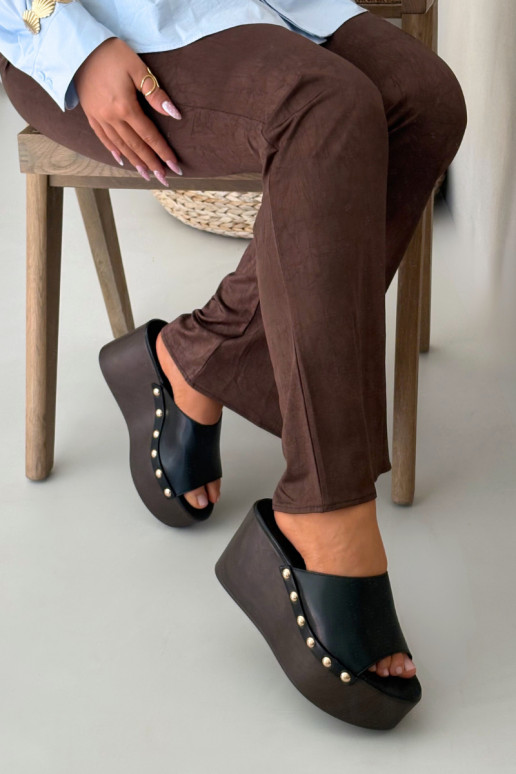 Sieviešu čības uz platformas ar kniedēm melnā krāsā Taireline