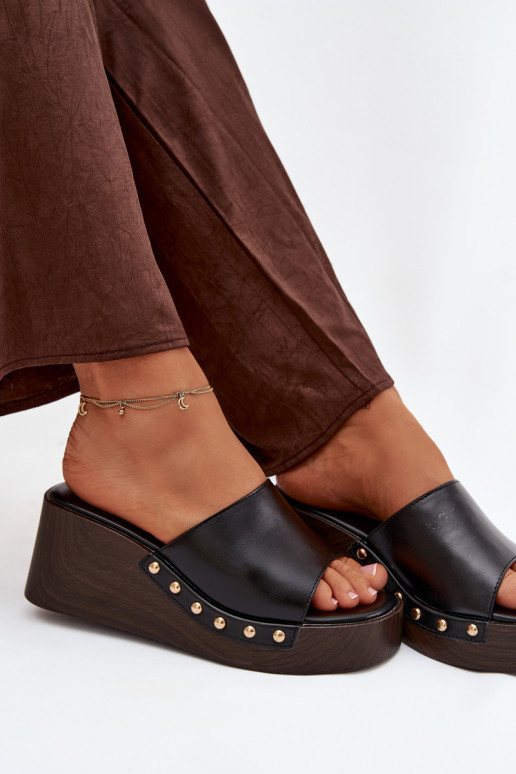 Sieviešu čības uz platformas ar zelta krāsas dzīsliņām melnā krāsā Arionne