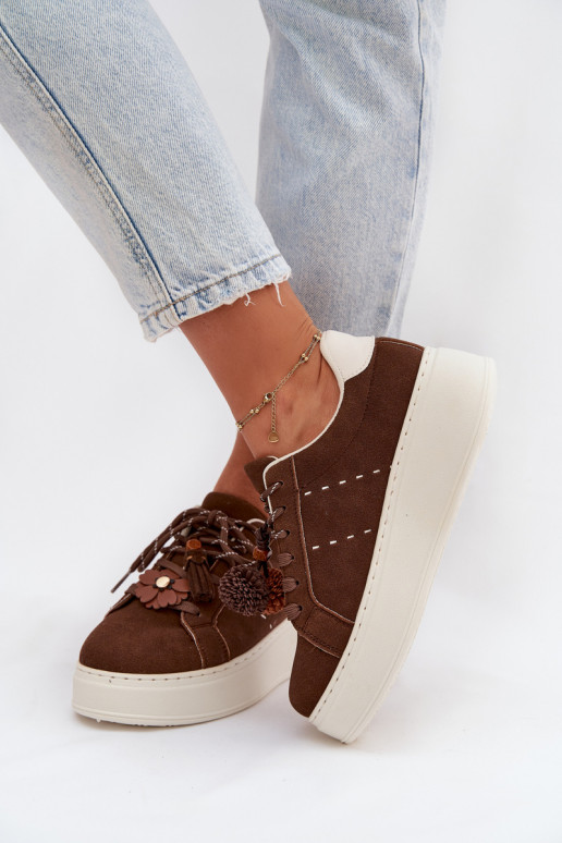 Šokolādes krāsas Corinna sieviešu platformas sporta apavi ar grezniem pomponiem