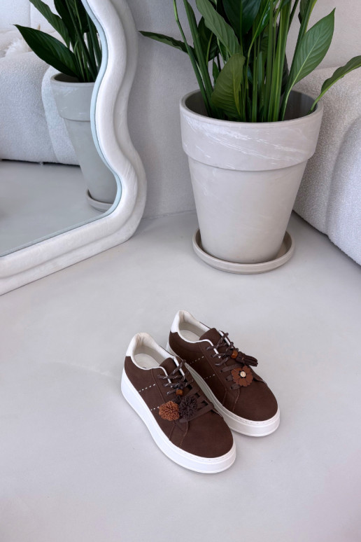 Šokolādes krāsas Corinna sieviešu platformas sporta apavi ar grezniem pomponiem