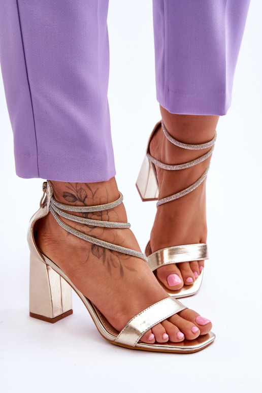stilīgas sandales ar mirdzošiem spīdumiņiem Zelta krāsas Carma