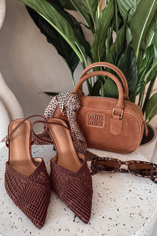 Brūna krāsas „Hanelis" basenes ar caurumu elementiem un plāniem papēžiem