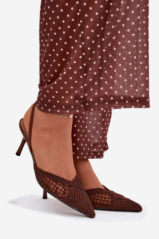 Brūna krāsas „Hanelis" basenes ar caurumu elementiem un plāniem papēžiem