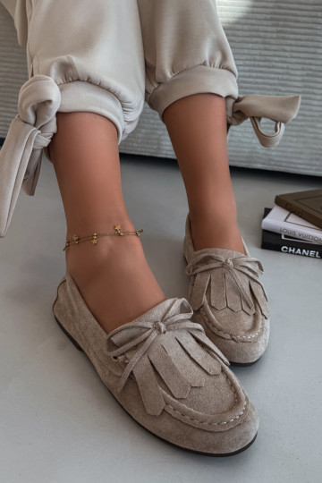 Smilšu krāsas Glorina sieviešu mokasīni ar stilīgām detaļām un pušķiem 2