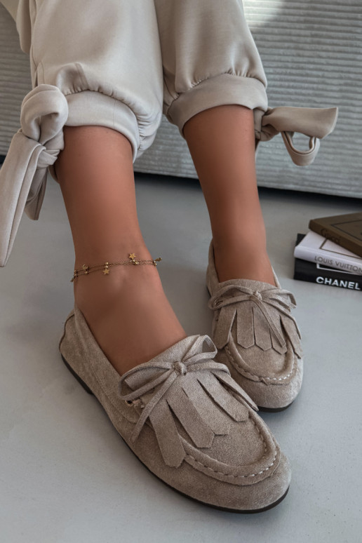 Smilšu krāsas Glorina sieviešu mokasīni ar stilīgām detaļām un pušķiem