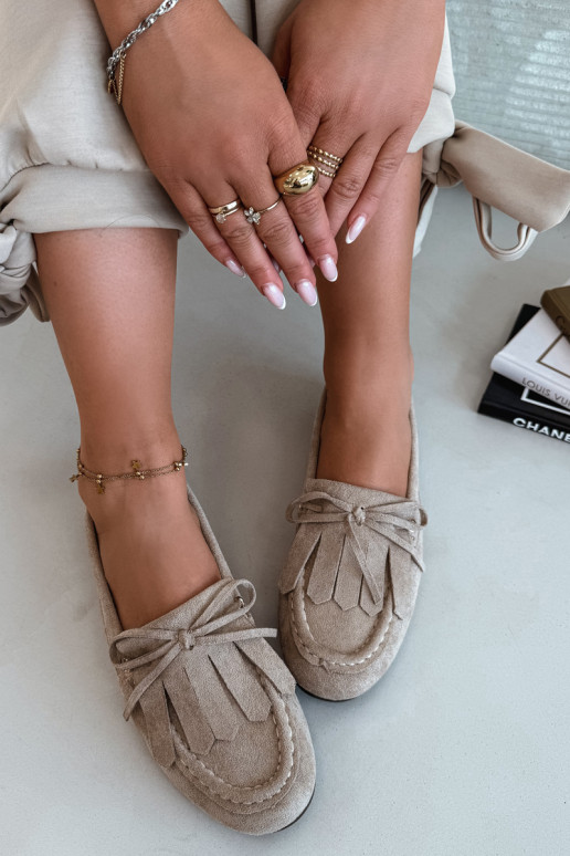 Smilšu krāsas Glorina sieviešu mokasīni ar stilīgām detaļām un pušķiem
