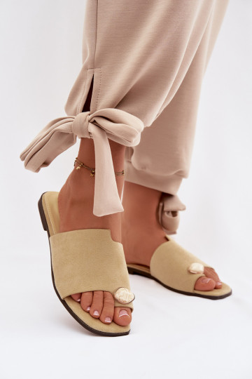 Moteriskas plakanās šlepetes ar grezniem elementiem no mākslīgās zamšas dzeltenas krāsā Selavine