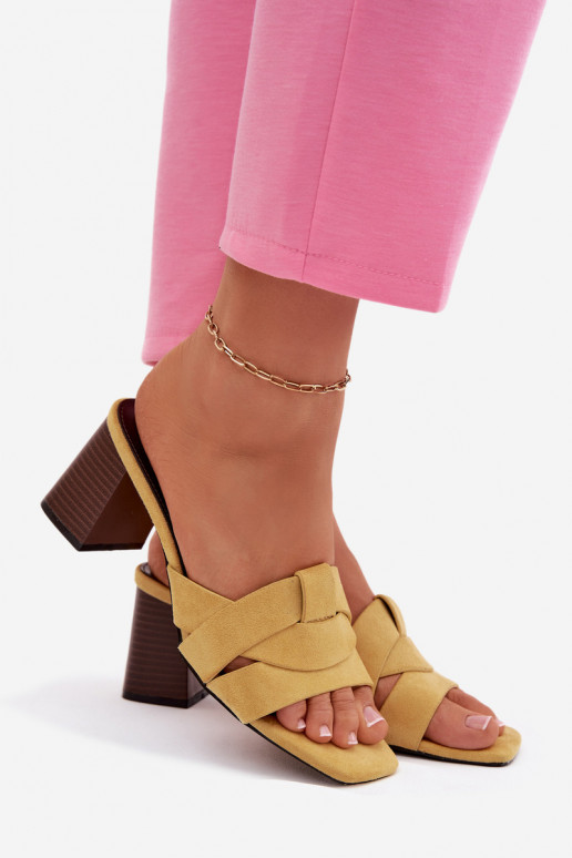 Sieviešu čības ar papēžiem un siksniņām no mākslīgā zamša dzeltenā krāsā Corivelle