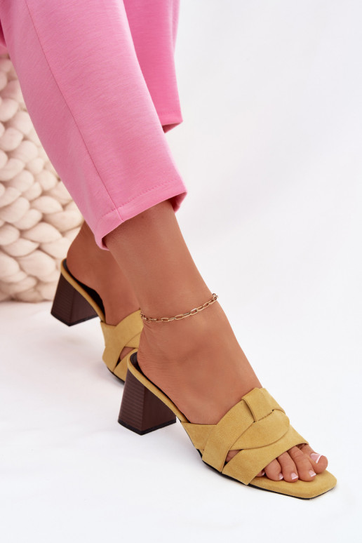 Sieviešu čības ar papēžiem un siksniņām no mākslīgā zamša dzeltenā krāsā Corivelle