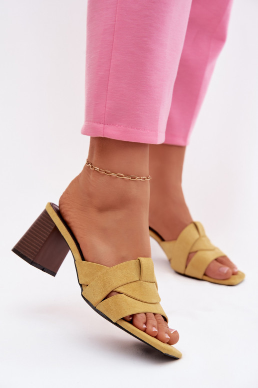 Sieviešu čības ar papēžiem un siksniņām no mākslīgā zamša dzeltenā krāsā Corivelle