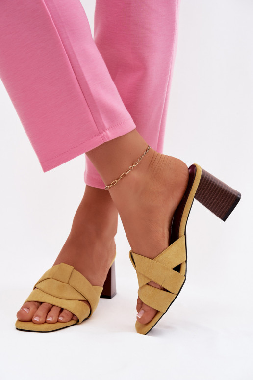 Sieviešu čības ar papēžiem un siksniņām no mākslīgā zamša dzeltenā krāsā Corivelle