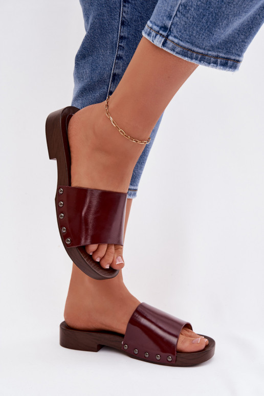 sieviešu čības ar kniedēm ar platiem papēžiem bordo krāsas Brinalle