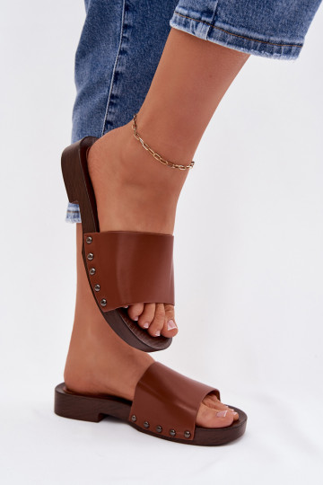 sieviešu čības ar kniedēm ar platiem papēžiem brūnas krāsas Brinalle