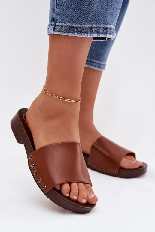 sieviešu čības ar kniedēm ar platiem papēžiem brūnas krāsas Brinalle