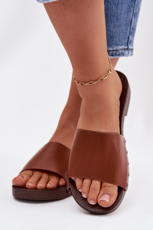 sieviešu čības ar kniedēm ar platiem papēžiem brūnas krāsas Brinalle