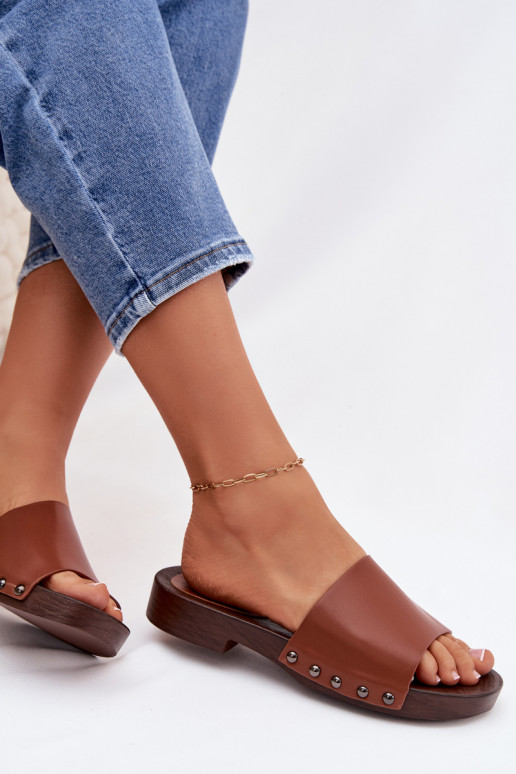 sieviešu čības ar kniedēm ar platiem papēžiem brūnas krāsas Brinalle