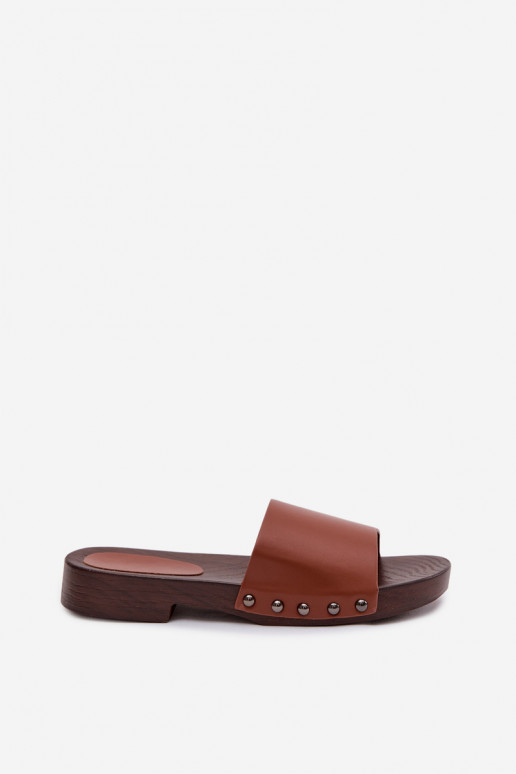 sieviešu čības ar kniedēm ar platiem papēžiem brūnas krāsas Brinalle