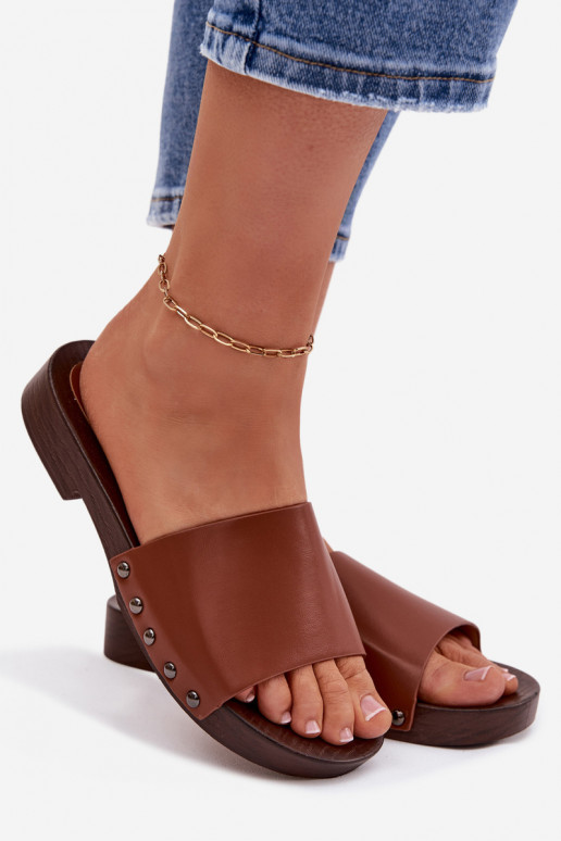 sieviešu čības ar kniedēm ar platiem papēžiem brūnas krāsas Brinalle