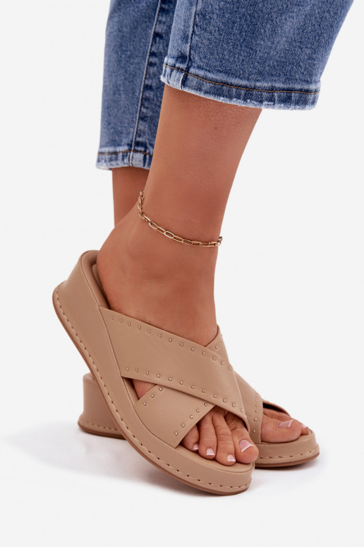 Dekorētas sieviešu čības Uz Ķīļa no eko ādas smilšu krāsas Calorissa