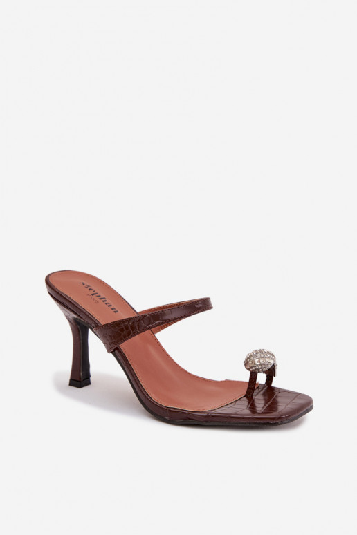 Sieviešu šokolādes krāsas čības ar plāniem papēžiem un grezniem dekoriem Lorissa