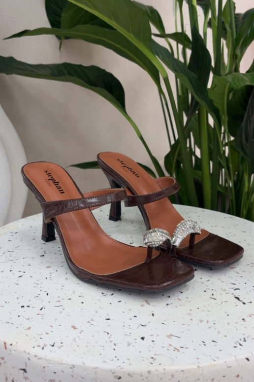 Sieviešu šokolādes krāsas čības ar plāniem papēžiem un grezniem dekoriem Lorissa