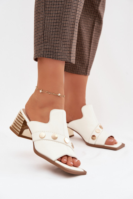 Čibas no dabīgas ādas ar papēdi ar dekorētiem papēžiem D&A CR61-3063 baltas krāsas